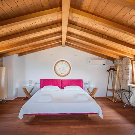 Villa Podere Sabaina, Private Mit Pool, Seeblick Und 3 Wohneinheiten Zur Alleinnutzung