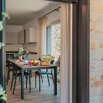 فيلة Podere Sabaina, Private Mit Beheiztem Pool, Seeblick Und 3 Wohneinheiten Zur Alleinnutzung