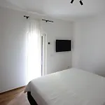 فيلة Podere Sabaina, Private Mit Beheiztem Pool, Seeblick Und 3 Wohneinheiten Zur Alleinnutzung *