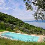 فيلة Podere Sabaina, Private Mit Beheiztem Pool, Seeblick Und 3 Wohneinheiten Zur Alleinnutzung *