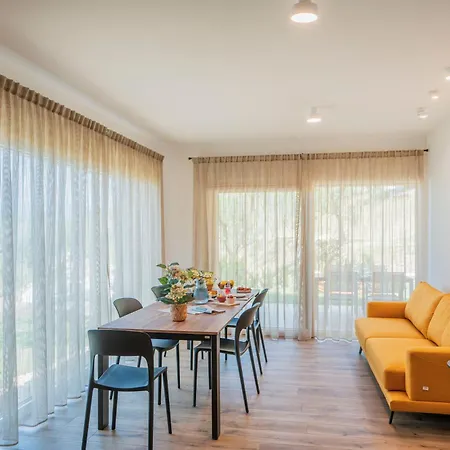 Vila Podere Sabaina, Private Mit Pool, Seeblick Und 3 Wohneinheiten Zur Alleinnutzung Torri Del Benaco