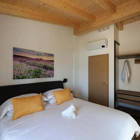 Villa Podere Sabaina, Private Mit Pool, Seeblick Und 3 Wohneinheiten Zur Alleinnutzung Torri Del Benaco