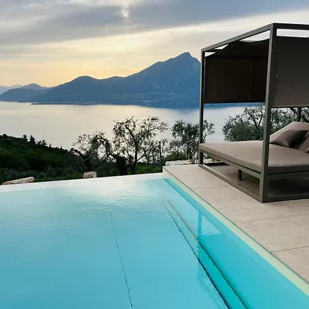 Vila Podere Sabaina, Private Mit Pool, Seeblick Und 3 Wohneinheiten Zur Alleinnutzung Torri Del Benaco