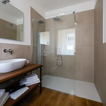 Podere Sabaina, Private Mit Beheiztem Pool, Seeblick Und 3 Wohneinheiten Zur Alleinnutzung * 토리델베나코