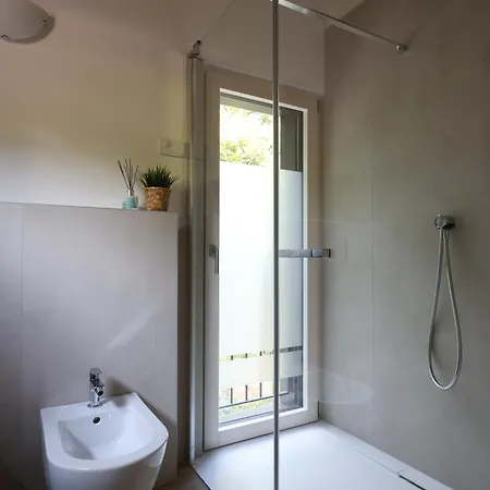 Podere Sabaina, Private Mit Beheiztem Pool, Seeblick Und 3 Wohneinheiten Zur Alleinnutzung 빌라