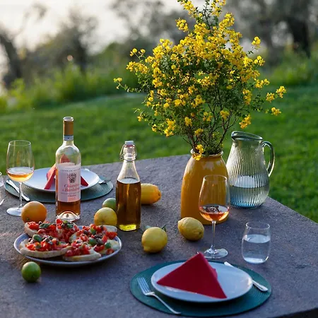 Podere Sabaina, Private Mit Beheiztem Pool, Seeblick Und 3 Wohneinheiten Zur Alleinnutzung